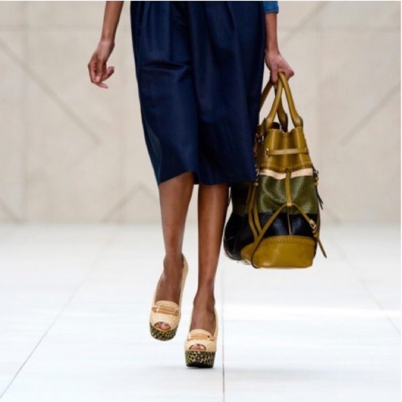 Burberry Prorsum Woven Raffia Straw Printed Wedge Pumps - Picture 4 of 13